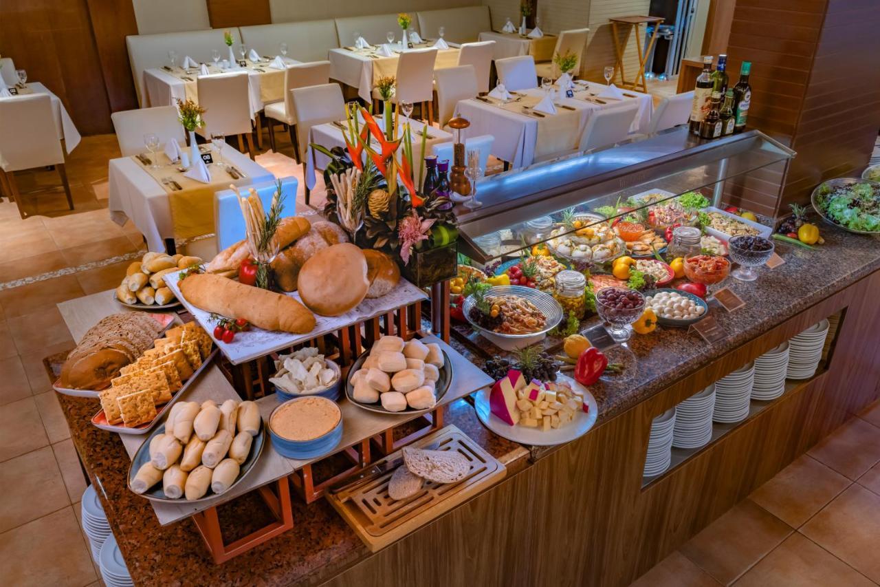 Serhs Natal Grand Hotel & Resort Екстериор снимка A buffet at a hotel