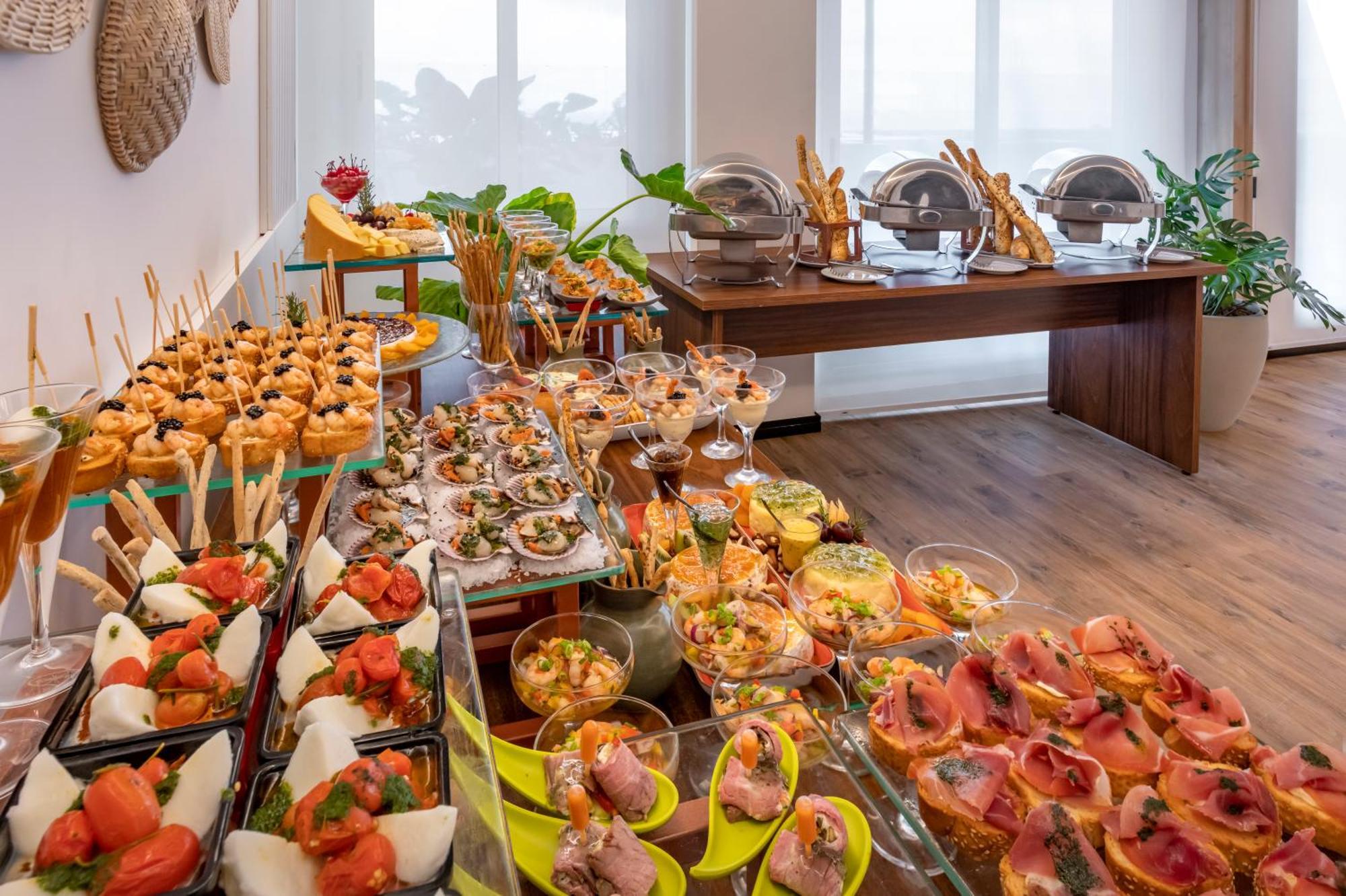 Serhs Natal Grand Hotel & Resort Екстериор снимка A buffet of tapas